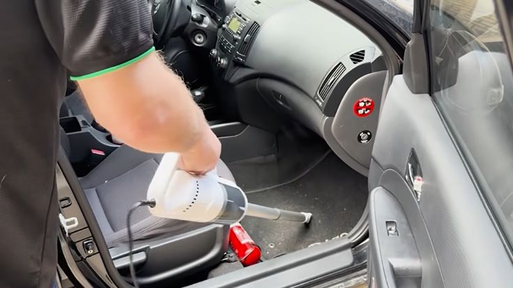 Karcher VCL2 sendo usado no carro