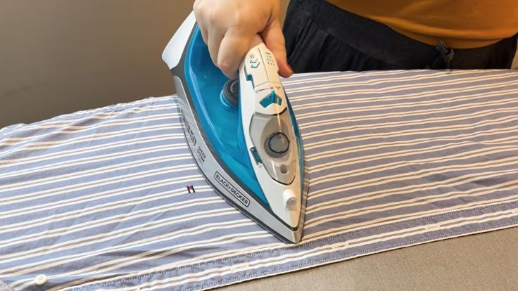 Passando com o ferro Black+Decker FX3060