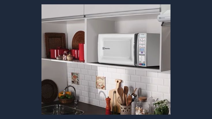 Espaço na cozinha para o microondas Electrolux MEO44
