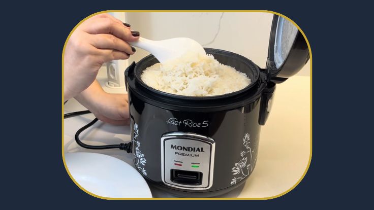 Arroz pronto na panela elétrica de arroz Mondial