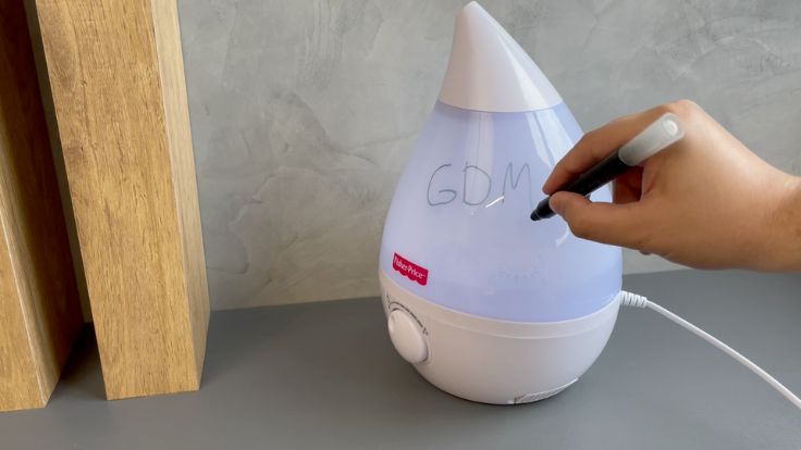 Fazendo desenhos no umidificador de ar Fisher Price