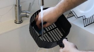 Como lavar air fryer