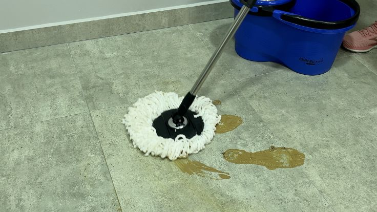 Limpeza pesada com o mop Condor Perfect Pro 360