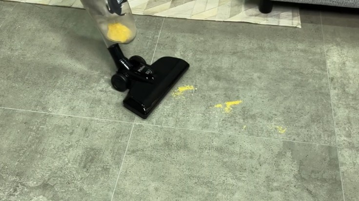 PAS1600P aspirando pó no piso frio