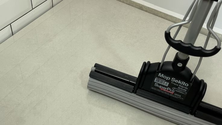 Limpando porcelanato polido com o mop Bettanin