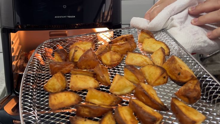 Batatas rústicas preparadas na air fryer oven Electrolux
