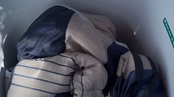 Edredom sendo limpo pela lavadora semiautomática Suggar